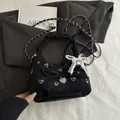 Sac à main froncé noir avec imprimé fleurs, dentelle de perles et pendentif cœur - Avec Pendentif / Noir