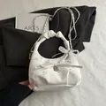 Sac à main blanc plissé avec imprimé floral rose et nœud élégant à pendentif cœur - Avec Pendentif / Blanc
