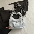 Sac bandoulière bleu clair à imprimé fleuri, poignée plissée et détail cœur - Avec Pendentif / Bleu
