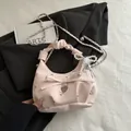 Sac à bandoulière rose fleuri chic avec poignée plissée et perles élégantes - Avec Pendentif / Rose