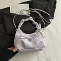 Sac à main plissé lilas à imprimé fleuri, chaîne argentée et breloque perle et nœud - Avec Pendentif / Violet