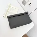 Pochette intrecciata grigio scuro con chiusura a rotolo e fibbie in metallo dorato - Nero