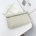 Elegante pochette intrecciata beige con bottoni a pressione dorati e design minimal - Bianco