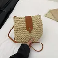 Handgemaakte geweven stro emmer tas met bruine lederen flap en schouderband - Beige
