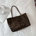 Dunkelbraune Shopper-Tasche mit Leopardenmuster aus Wildleder und Lederriemen - Schwarz