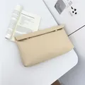 Elegante pochette in tessuto beige con chiusura a rotolo e bottoni in metallo dorato - Beige