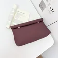 Pochette a busta bordeaux minimalista con trama in maglia e fibbie in metallo dorato - Borgogna