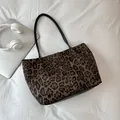 Damen Shopper aus Wildleder mit Leopardenmuster, schwarzen Riemen und viel Platz - Braun