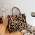 Borsa tote in peluche leopardata con manici in pelle marrone per l'autunno e l'inverno - Stampa leopardata