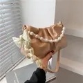 Elegante borsa a nuvola beige plissettata con catena di perle e fiocco di seta - Cachi