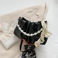 Borsa a nuvola nera arricciata con manico di perle e fiocco in seta color crema - Nero
