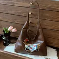 Grande borsa tote retrò marrone scuro con ricamo bassotto in finta pelle lucida - Marrone