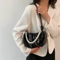 Elegante borsa a nuvola nera a pieghe con manico in perle bianche e tracolla - Nero