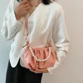 Borsa nuvola rosa a pieghe da donna con catena di perle e tracolla in pelle - Rosa