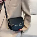 Borsa a sella nera in pelle PU con catena dorata e dettaglio 'fashion&bag' - Nero