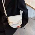 Borsa a tracolla a sella bianca minimalista con catena dorata e trama in ecopelle - Bianco
