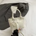 Borsa a tracolla bianco crema con ciondolo a cuore in perla e fiocco in pizzo - Bianco