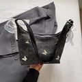 Borsa a spalla in denim grigio scuro con dettagli a farfalla e ciondolo di perle - Con Ciondolo / Nero