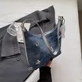 Borsa a spalla vintage in denim blu Y2K con ciondoli a farfalla e pendente di perle - Con Ciondolo / Blu Reale