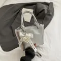 Borsa a mano argento stropicciata con ciondolo a cuore di perle e fiocco in pizzo - Argento