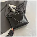 Bolso saco acolchado negro de moda con cadena plateada y correa con remaches - Negro