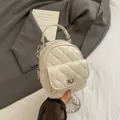 Mini mochila acolchada crema con correa de cadena plateada y cierre de metal giratorio - Blanco