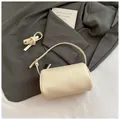 Elegante borsa a cuscino in pelle martellata crema con un design vintage unico - Bianco Riso (Senza Ciondolo)