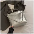 Bolso saco plateado metalizado con correa de cadena y detalles de remaches - Plateado