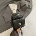 Mini mochila acolchada negra de moda para mujer con cadena plateada y cierre de giro - Negro