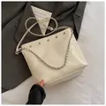 Bolso saco acolchado crema con tachuelas plateadas y correa bandolera - Blanco Roto