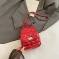 Mini mochila roja acolchada con cierre de giro plateado y correa de cadena - Rojo