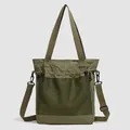 Detail der armee-grünen Nylon-Tote mit Netz-Fronttasche und verstellbarem Schultergurt - Grün