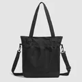 Detailansicht der schwarzen Nylontasche mit Netztasche und verstellbarem Schultergurt - Schwarz