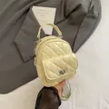 Mochila mini acolchada beige chic con cadena de plata y cierre giratorio de moda - Amarillo