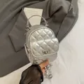 Mini mochila plateada metalizada con diseño acolchado de rombos y asa de cadena - Plateado