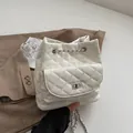 Schicker cremefarbener Stepprucksack mit Kettenriemen und silbernem Drehverschluss - Weiß