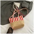 Tragetasche aus rot-weißem Canvas und Strohgeflecht mit abnehmbarem Gurt - Ohne Anhänger / Rot