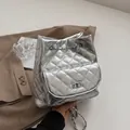 Silberner Metallic-Rucksack mit Rautensteppung, Kettenzug und Fronttasche aus PU-Leder - Silber