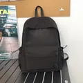 Sac à dos minimaliste en nylon noir avec texture froissée et poche zippée - Noir