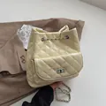 Beigefarbener Rucksack mit Rautenmuster, silbernem Drehverschluss und Kettenriemen - Gelb