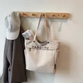 Borsa tote in tela bianco sporco con stampa di lettere e design multitasche - Grigio Beige