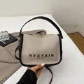 Klassische beige Segeltuchtasche mit schwarzem Lederbesatz und Tragegriff oben - Beige