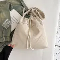 Sac bandoulière en nylon blanc cassé chic avec bandoulière plissée élastique - Blanc Cassé