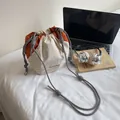 Borsa a secchiello in tela crema con finiture arancioni e coulisse a righe alla moda - Bianco Sporco