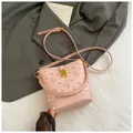Borsa a secchiello rosa con stampa orsetto, pelle ruvida e chiusura dorata su grigio - Rosa