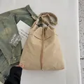 Borsa hobo beige minimalista con tracolla arricciata per uno stile quotidiano - Cachi