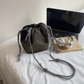 Borsa a secchiello verde oliva con coulisse a scacchi e logo per uso casual quotidiano - Marrone
