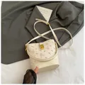 Mini borsa a secchiello beige con stampa orsetto e chiusura in metallo dorato - Bianco