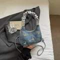 Borsa in denim blu con fiocco argento e manico con ruches metalliche lucide - Blu Denim