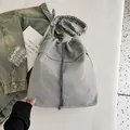 Sac seau gris en nylon avec fermeture à cordon et bandoulière à volants chic - Gris